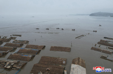 大雨で浸水被害を受けた北朝鮮の平安北道新義州市＝７月３１日配信（朝鮮通信・時事）