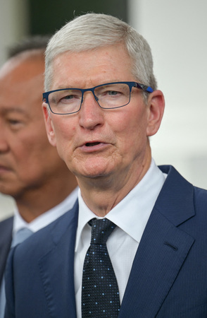 米アップルのクック最高経営責任者（ＣＥＯ）＝４月１７日、インドネシア・ジャカルタ（ＡＦＰ時事）