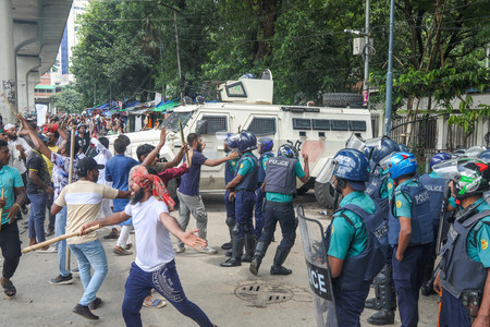 ４日、ダッカで反政府デモの現場に出動したバングラデシュの治安部隊（ＥＰＡ時事）