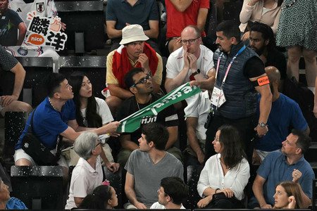 パリ五輪のバドミントン男子ダブルス準決勝の試合が行われた会場で、観客から「Ｔａｉｗａｎ」と書かれたタオルを没収する警備員＝２日、パリ（ＡＦＰ時事）