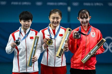 パリ五輪卓球女子シングルスで金メダルを獲得した陳夢（中）と銀メダルの孫穎莎（左）。右は銅の早田ひな（ＡＦＰ時事）