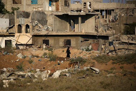 パレスチナ自治区ガザで、イスラエル軍の空爆により破壊された建物＝２日（ＡＦＰ時事）