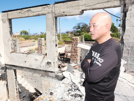 ラハイナ本願寺敷地内の焼け跡で話す広中愛さん＝９日、米ハワイ州マウイ島西部ラハイナ