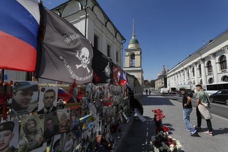 ロシアの民間軍事会社「ワグネル」創設者プリゴジン氏らの献花台＝６月２４日、モスクワ（ＥＰＡ時事）