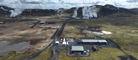 スイス新興企業クライムワークスが操業する世界最大の二酸化炭素（ＣＯ２）回収施設＝５月、アイスランド（ＡＦＰ時事）