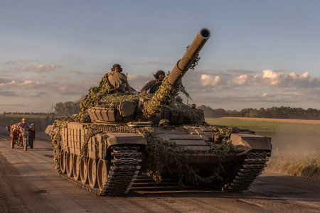 １２日、ロシアとの国境付近の北東部スムイ州を走行するウクライナ軍戦車（ＡＦＰ時事）