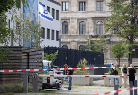 ５日、ドイツ南部ミュンヘン中心部で起きた銃撃戦後、イスラエル総領事館近くで作業する警察官（ロイター時事）