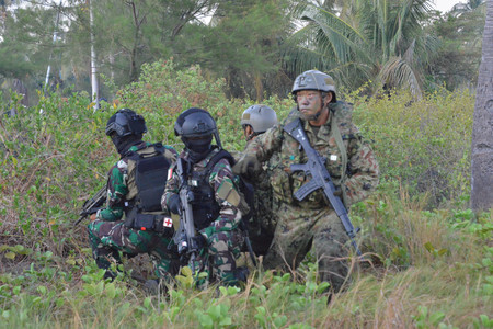 ５日、インドネシアのジャワ島東部で実施された合同軍事演習「スーパー・ガルーダ・シールド」の水陸両用作戦の訓練に参加する陸上自衛隊員（陸自提供・時事）