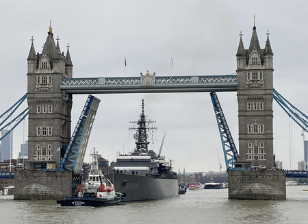 ５日、ロンドンでテムズ川に架かる跳ね橋「タワーブリッジ」を通過する海上自衛隊の練習艦「かしま」