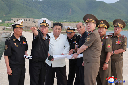 海軍基地の建設予定地を視察する北朝鮮の金正恩朝鮮労働党総書記（左から３人目）＝朝鮮中央通信が８日配信、撮影場所不明（朝鮮通信・時事）