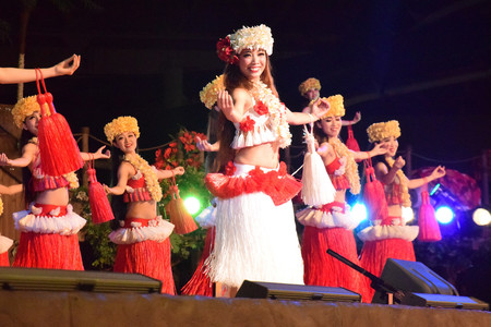 スパリゾートハワイアンズのステージで踊るフラガールたち＝２０１８年１１月、福島県いわき市