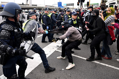 １１日、オーストラリア南東部メルボルンで警官隊と衝突する反戦デモの参加者（ＡＦＰ時事）