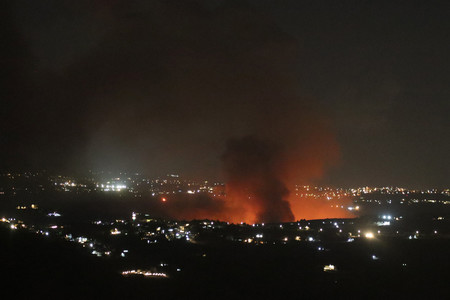 ２１日、レバノン南部で、イスラエル軍の空爆後に立ち上る煙（ＥＰＡ時事）