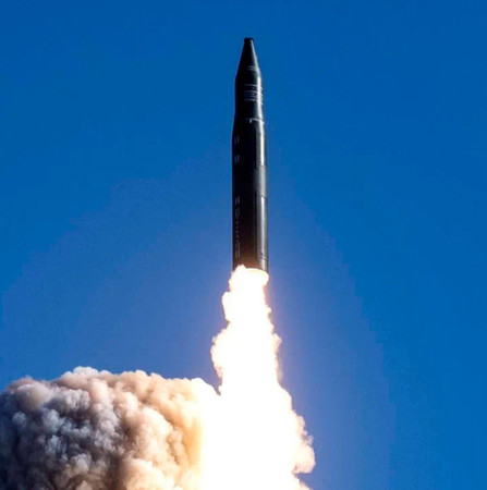 中国軍がＳＮＳで２６日公開した大陸間弾道ミサイル（ＩＣＢＭ）発射の画像