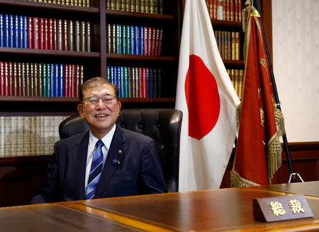 自民党総裁の椅子に座る石破茂新総裁＝９月２７日（ＡＦＰ時事）