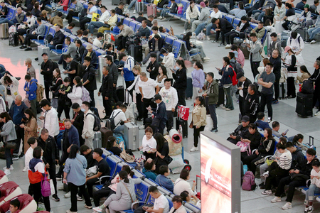 中国の国慶節（建国記念日）に伴う大型連休中、駅で電車を待つ乗客＝２０２３年１０月、遼寧省瀋陽（ＡＦＰ時事）