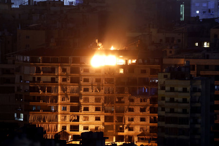 ４日、イスラエルの空爆を受けベイルート南郊で上がる炎（ＥＰＡ時事）