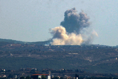 ４日、イスラエル軍の空爆を受けたレバノン南部で立ち上る煙（ＡＦＰ時事）