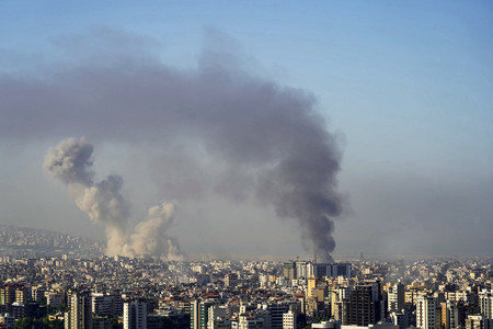 ５日、レバノンの首都ベイルート南郊で、イスラエル軍の空爆現場から立ち上る煙（ＡＦＰ時事）