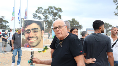 ７日、イスラエル南部レイムで、殺害された孫（写真）のため追悼式に参加したシャロム・ミズラヒさん