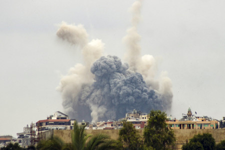 ７日、イスラエルの空爆を受けてレバノン南部の村で上がる煙（ＡＦＰ時事）