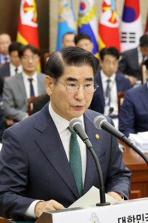 ８日、ソウルで答弁する韓国の金龍顕国防相（ＥＰＡ時事）