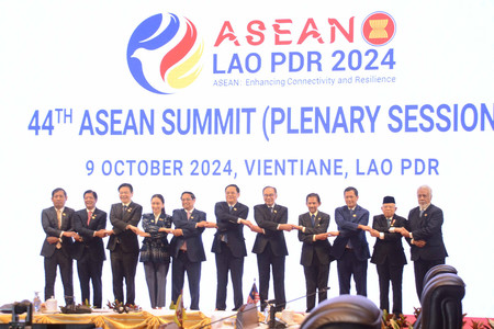 ９日、ビエンチャンで、東南アジア諸国連合（ＡＳＥＡＮ）首脳会議に先立ち記念写真に納まる加盟各国首脳