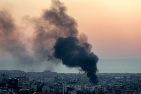 ８日、レバノンの首都ベイルート南郊で、イスラエル軍による空爆地点から立ち上る煙（ＡＦＰ時事）