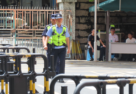 中国の日本人学校に通う男児が刺殺された事件を受け、学校周辺で警備に当たる中国当局者＝９月２５日、広東省深セン市