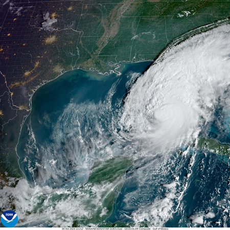 米海洋大気局（ＮＯＡＡ）などが９日に撮影したメキシコ湾上にある大型ハリケーン「ミルトン」の衛星画像（ＡＦＰ時事）