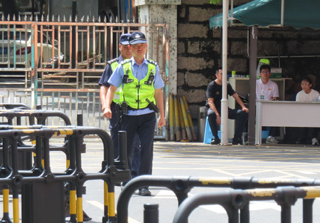 日本人学校周辺で警備に当たる中国当局者＝９月２５日、中国広東省深※（ツチヘンに川）市