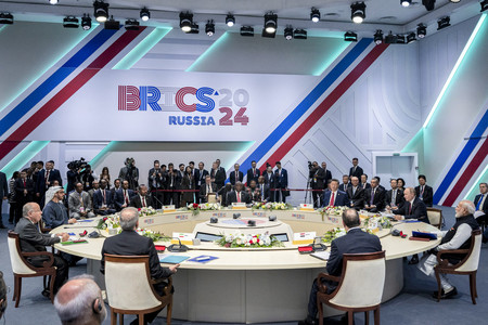 ２３日、ロシア中部カザンで開かれた新興国グループ「ＢＲＩＣＳ」首脳会議（アラブ首長国連邦当局提供）（ＡＦＰ時事）