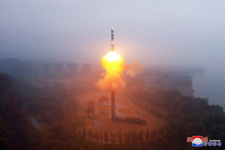 ３１日に行われた最新型大陸間弾道ミサイル（ＩＣＢＭ）「火星１９」の試射（朝鮮通信・時事）