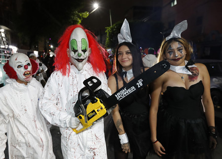 ハロウィーンで仮装する人々＝２０２３年１１月、メキシコ市（ＥＰＡ時事）