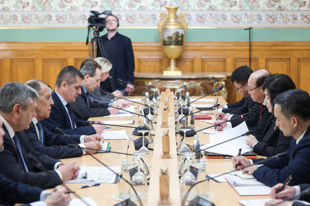 １日、モスクワで会談するロシアのラブロフ外相（左から２人目）と北朝鮮の崔善姫外相（右から２人目）（ロイター時事）