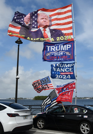 ６日、米南部フロリダ州パームビーチで、トランプ前大統領の大統領選勝利を祝う支持者の車