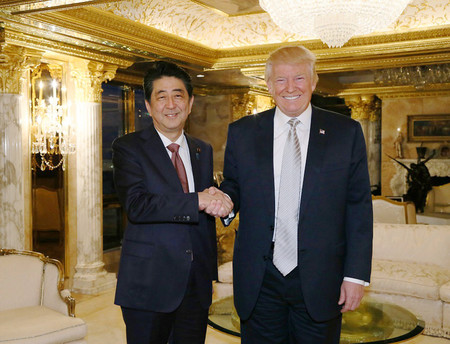 トランプ前米大統領（右）と故安倍晋三首相＝２０１６年１１月、ニューヨーク（内閣広報室提供）