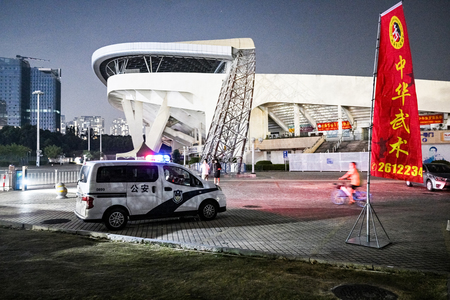 自動車暴走事件が起きたスポーツ施設付近に停車する警察車両＝１２日、中国広東省珠海市（ＡＦＰ時事）