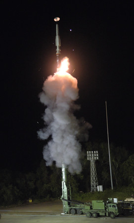 インドが実施した長距離極超音速ミサイルの発射実験＝１６日、東部オディシャ州沖の島（インド当局提供・時事）