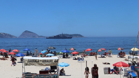 １８日、ブラジル・リオデジャネイロの沖合を航行する軍艦