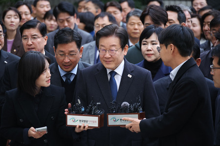 ２５日、ソウル中央地裁に到着した韓国の革新系最大野党「共に民主党」の李在明代表（ＡＦＰ時事）