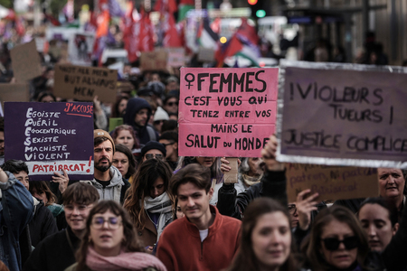 女性に対する差別や暴力を非難するデモ＝２３日、フランス・ボルドー（ＡＦＰ時事）