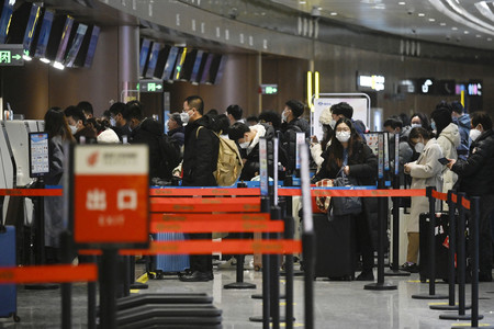 北京大興国際空港でチェックインに並ぶ搭乗客ら＝２０２３年１月１９日、中国・北京（ＡＦＰ時事）