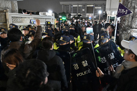 ３日、「非常戒厳」を受け、ソウルの韓国国会前に立つ警官ら（ＡＦＰ時事）