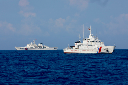 南シナ海上を接近して航海する中国海警局（左）とフィリピン沿岸警備隊の船＝５月１６日（ＥＰＡ時事）