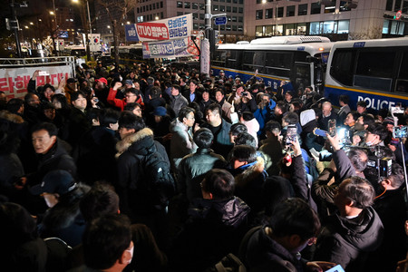 ４日、非常戒厳令を受けてソウルの韓国国会前に集まった市民ら（ＡＦＰ時事）