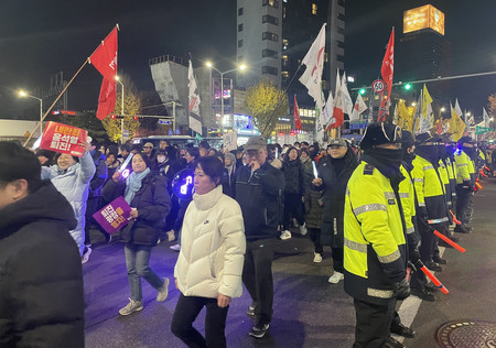 ４日、ソウルで韓国の尹錫悦大統領の退陣を求め行進する人たち