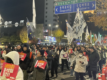 ４日、ソウルで韓国の尹錫悦大統領の退陣を求めデモ行進する人たち