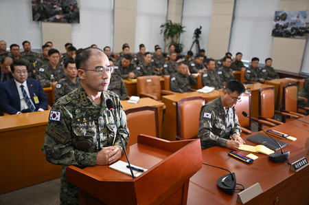 １０日、ソウルの韓国国会で質疑に答える陸軍の郭種根特殊戦司令官（ＡＦＰ時事）