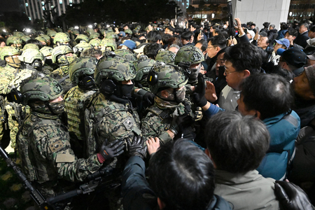 韓国国会への突入を図る軍の部隊＝４日、ソウル（ＡＦＰ時事）